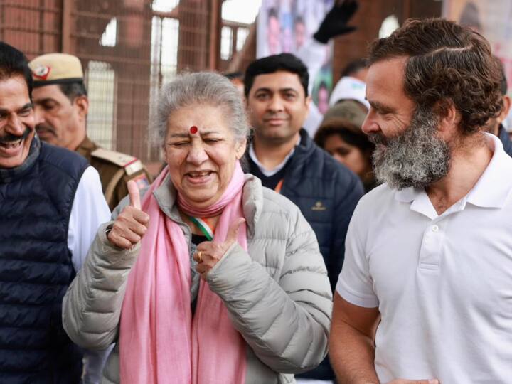 Former Union Minister Ambika Soni also joined the Yatra as it was crossing Yamuna bridge. (Image Source: Twitter | @INCIndia)