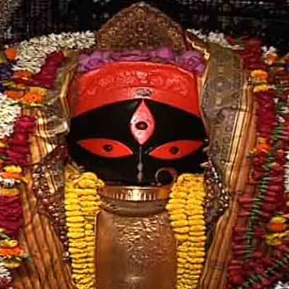 বলা হয়, বেহালা থেকে দুই যোজন ব্যাপী কালীক্ষেত্রের ৩ কোণায় অবস্থান করছেন ব্রহ্মা, বিষ্ণু ও মহেশ্বর। তাঁর মাঝেই মহাকালীর অবস্থান।