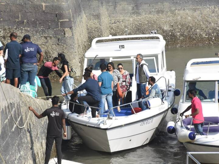 బాలీవుడ్ బాద్‌షా షారుక్ ఖాన్ కూతూరు సుహానా ఖాన్, భార్య గౌరీ ఖాన్‌లు ముంబయిలోని ‘గేట్ ఆఫ్ ఇండియా’ వద్ద కనిపించారు. ఫ్రెండ్స్‌తో బోటులో షికారు చేస్తూ.. అక్కడికి చేరుకున్నారు. దీంతో అభిమానులు వారిని చూసేందుకు ఎగబడ్డారు. ఇదిగో ఇలా కెమేరాకు చిక్కారు. ఆ ఫొటోలపై మీరూ ఓ లుక్కేయండి మరి.