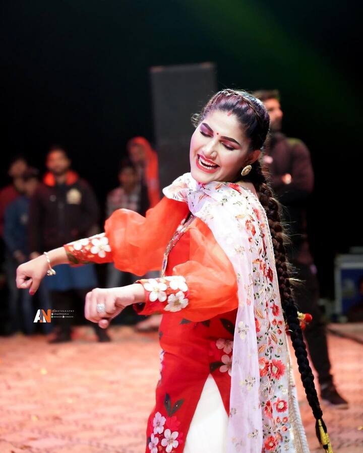 सपना चौधरी ने अपनी लाइफ में कड़ी संघर्षो के बाद सफलता का वो मुकाम हासिल किया है. जहां तक पहुंचना हर किसी के बस की बात नहीं है.