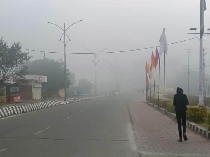 Bhopal Weather Update: प्रदेश में आज विजिबिलिटी 50 मीटर से लेकर 500 मीटर से कम रही. इधर मौसम विभाग ने अगले 24 घंटों के दौरान प्रदेश के कई जिलों में हल्के से तेज कोहरे रहने की संभावना जताई है.