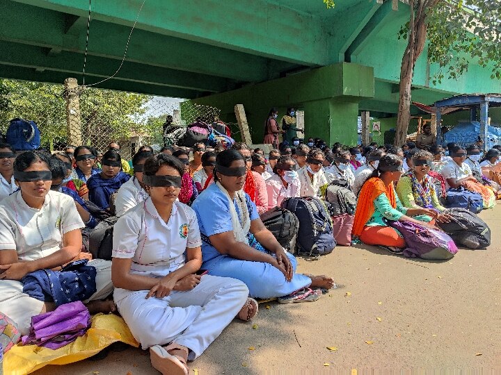 சேலம்: கருப்புத் துணியால் கண்களைக் கட்டிக்கொண்டு 3ஆம் நாளாக  செவிலியர்கள் போராட்டம்