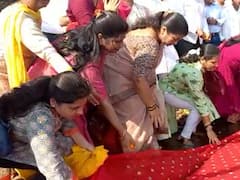 Konkan News: चिपळुणमधील महिलांकडून वाशिष्ठी नदीला साडी अर्पण; 'चला जाणूया' अभियानात महिलांचा लक्षवेधी सहभाग