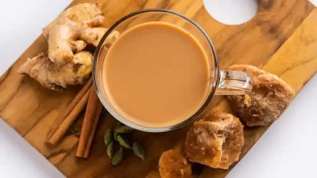 Jaggery Tea (Gud Ki Chai): Benefits and Side Effects Jaggery Tea: એનિમિયાની સમસ્યાને દૂર કરી વેટ લોસમાં મદદ કરે છે ગોળની ચા, જાણો ફાયદા અને તેને બનાવાની સાચી રીત..