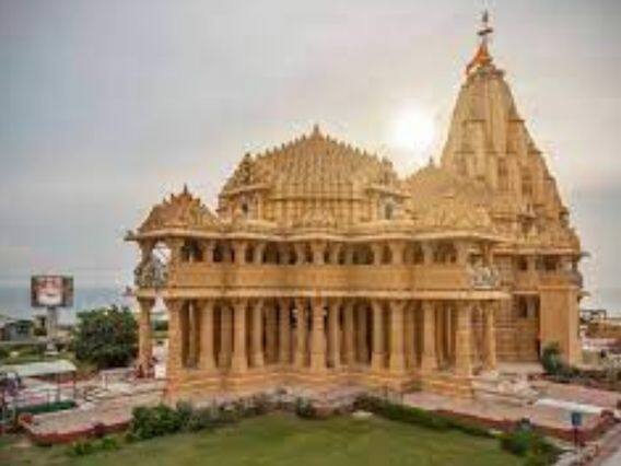 સોમનાથ મંદિર: ભારતના સૌથી પૌરાણિક મંદિરોમાંનું એક અને 12 જ્યોતિર્લિંગોમાં સૌથી મહત્વપૂર્ણ, સોમનાથ મંદિર ગુજરાતમાં વેરાવળના દરિયાકિનારે આવેલ છે. જે અમદાવાદથી લગભગ 412 કિમી દૂર છે અને મોટાભાગના પ્રવાસીઓ રાજકોટથી પણ સોમનાથની મુલાકાત માટે આવેલ છે. આ મંદિરને ભૂતકાળમાં મુઘલો દ્વારા અનેક વખત તોડવામાં આવ્યું હતું.