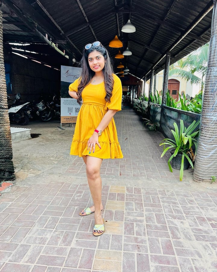లేటెస్ట్ ఫోటోలతో ఆకట్టుకుంటుంది.Photo Credit@Rithu Chowdary/Instagram