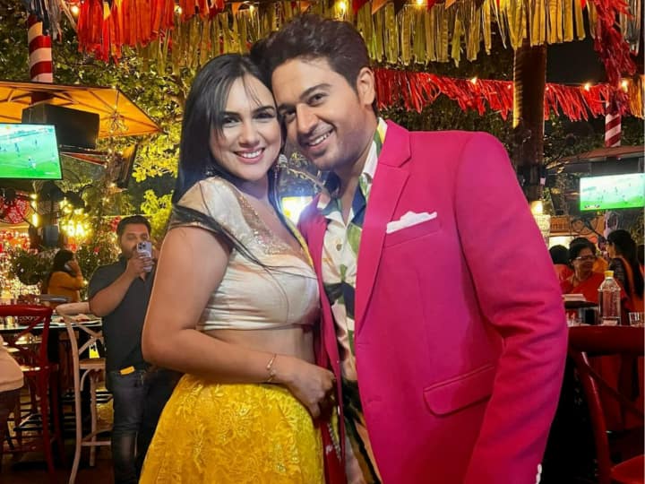 Gaurav Khanna Wife Akanksha Chamola: टीवी के पॉपुलर शो 'अनुपमा' में ‘अनुज’ का रोल निभाने वाले एक्टर गौरव खन्ना ने हाल ही में अपनी रियल वाइफ के साथ कुछ ग्लैमरस तस्वीरें शेयर की हैं.