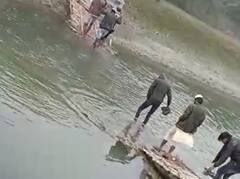 प्रतापगढ़: भारी मुसीबत! बांस के पुल से निकालना पड़ा जनाजा, खतरे में पड़ी लोगों की जान