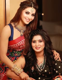 Urvashi Rautela Mother: ग्लैमर के मामले में बेटी उर्वशी को भी टक्कर देती हैं उनकी मां, ये फोटोज हैं सबूत