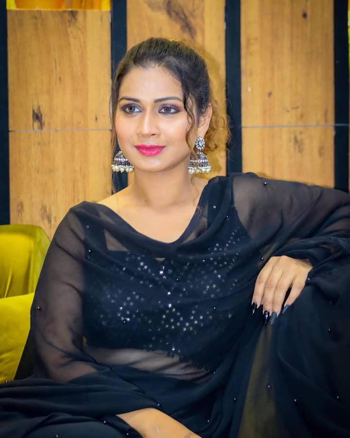 రాంగోపాల్ వర్మతో కలిసి చిందేసిన వీడియోలతో పాపులరైన ఇనాయ సుల్తానా. Image Credit: Inaya Sultan/ Instagram