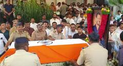 In Pics : आमदार लक्ष्मण जगतापांच्या अंत्यदर्शनासाठी कार्यकर्त्यांची गर्दी