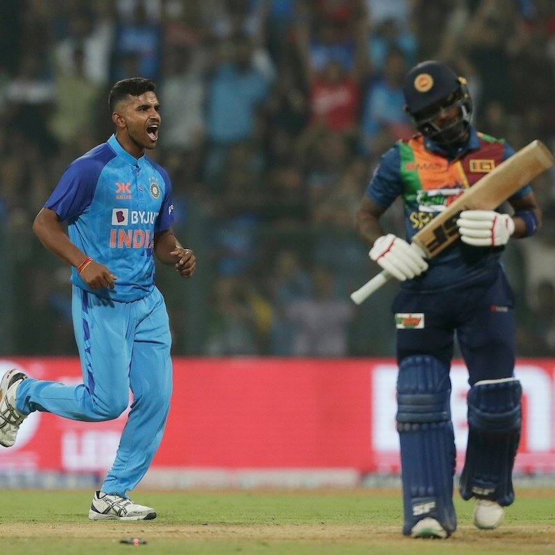 IND vs SL T20I Score Live Updates India vs Sri Lanka Live Cricket Score Telecast Commentary Online IND vs SL: रोमांचक मुकाबले में टीम इंडिया ने मारी बाज़ी, अंतिम गेंद पर जीता साल का पहला मुकाबला