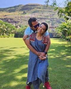 TMKOC: पत्नी संग ऑफ स्क्रीन खुल्लम-खुल्ला प्यार करते हैं 'तारक मेहता...' के डायरेक्टर  मालव राजदा, बेहद प्यारी है बॉन्डिंग