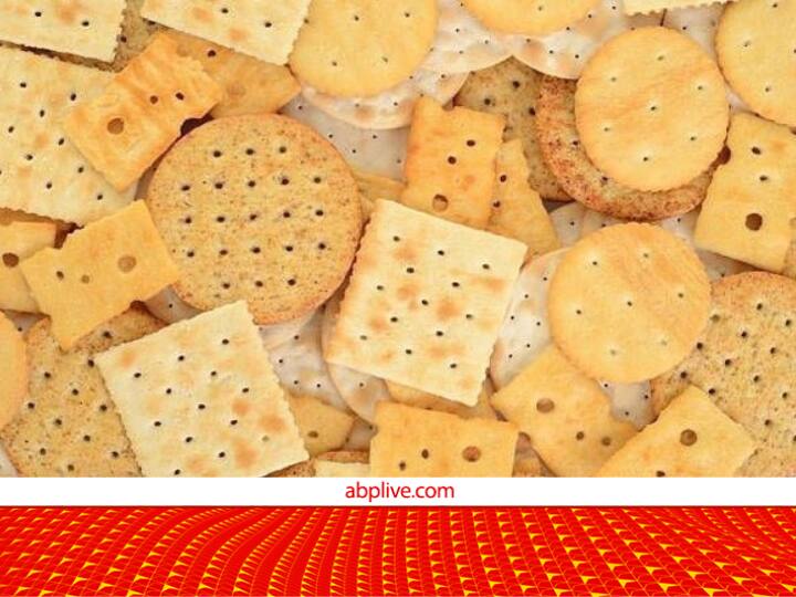 Why there are holes in biscuits know the reason here these holes are called Dockers बिस्किट में बहुत सारे छेद होने के पीछे डिजाइन से अलग भी है एक बेहद खास वजह... क्या आप जानते हैं?