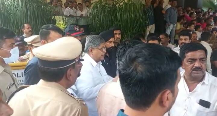 भाजपनेते चंद्रकांत पाटील हे देखील अंत्यदर्शनासाठी घरी पोहचले आहेत.