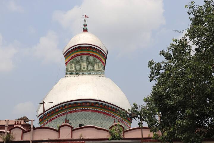 সেই কলকাতার অভিভাবকরূপে কালীঘাটে বিরাজ করছেন মা দক্ষিণাকালী। সতীর একান্ন পীঠের অন্যতম