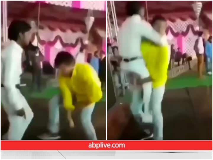 Two friends slap dancing in wedding funny viral video शादी में एक दूसरे को पटक-पटक कर डांस कर रहे हैं दो दोस्त, Video देख हंसी नहीं रुकने वाली