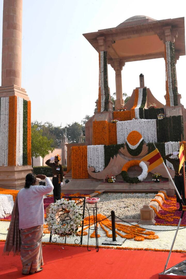 राजस्थान के राजभवन में 9 करोड़ 15 लाख रुपये की लागत से संविधान पार्क बनाया गया है. संविधान बनाने में योगदान देने वाली विभूतियों की प्रतिमाएं यहां लगाई गई हैं. इनमें उनका योगदान, संविधान की संरचना और मूल्यों को शिलाओं पर उकेरा गया है.