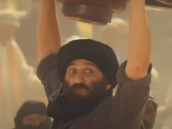 Sunny Deol lifts a cartwheel to fight baddies first glimpse of film Gadar 2 video viral Gadar 2: दुश्मनों को देख भड़का 'तारा सिंह', उठा लिया बैलगाड़ी का भारी-भरकम पहिया, सामने आई फिल्म से पहली झलक