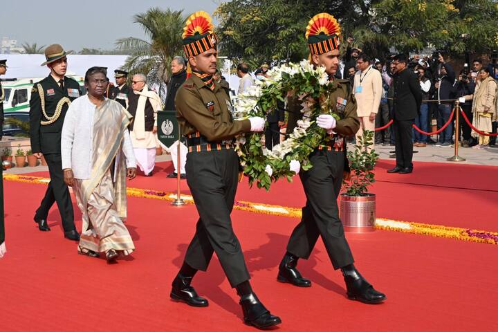 राष्ट्रपति ने संविधान पार्क के लोकार्पण के बाद राजभवन में मयूर स्तंभ, गांधी प्रतिमा, महाराणा प्रताप के घोड़े चेतक की प्रतिमा सहित ब्यूटीफिकेशन के कामों का भी अवलोकन किया.