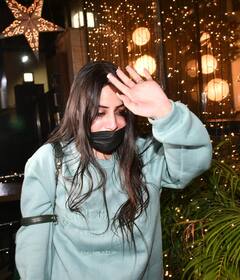 पैरों में हवाई चप्पल...बिखरे हुए बाल! इस हालत में कैमरे में कैद हुईं उर्फी जावेद...चेहरे पर दिखा ये निशान