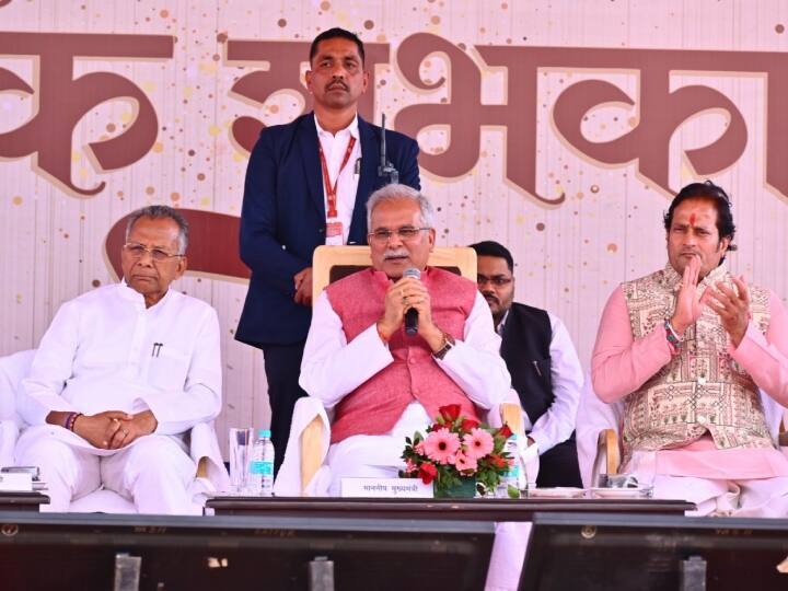 Raipur Chhattisgarh CM Bhupesh Baghel meet DRG STF BSF CRPF ITBP jawans deployed on Naxal front at New Year ANN Raipur: नक्सल मोर्चे पर तैनात जवानों से CM भूपेश बघेल ने की मुलाकात, हौसला अफजाई करते हुए कही ये बात