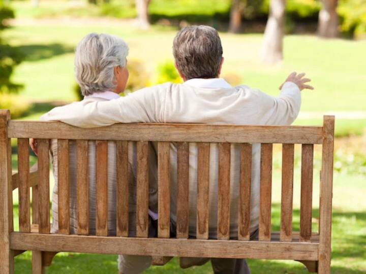 सीनियर सिटीजन सेविंग स्कीम रिटायरमेंट (Retirement Plan) के लिए एक बेहतर विकल्प माना जाता है. इसमें टैक्स से लेकर ब्याज तक का लाभ दिया जाता है. 60 साल से की उम्र में कोई भी नागरिक इस योजना में निवेश कर सकता है. रिटायरमेंट के एक महीने के भीतर भी आप 55 से 60 साल की उम्र तक आप पैसा जमा कर सकते हैं.