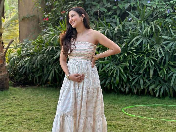 Gauahar Khan flaunted her baby bump for the first time in photos after pregnancy announcement Gauahar Khan Pics: प्रेग्नेंट गौहर खान ने पहली बार बेबी बंप फ्लॉन्ट करते हुए शेयर की तस्वीरें, स्ट्रेपलेस ड्रेस में लगीं बेहद खूबसूरत