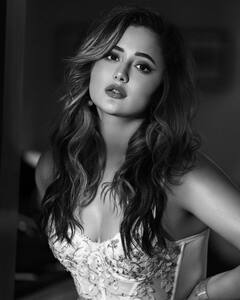 PHOTO: नवीन वर्षाच्या सकाळी रश्मी देसाईने शेअर केला नवा लूक; फोटो पाहाचं