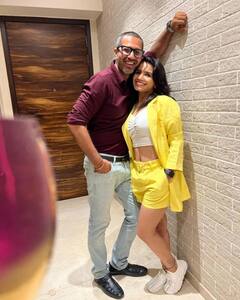 TMKOC: पत्नी संग ऑफ स्क्रीन खुल्लम-खुल्ला प्यार करते हैं 'तारक मेहता...' के डायरेक्टर  मालव राजदा, बेहद प्यारी है बॉन्डिंग