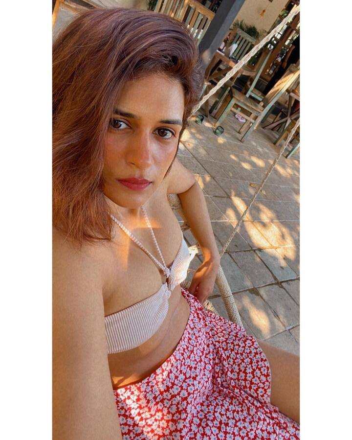 જિદ એક્ટ્રેસ શ્રદ્ધા દાસ પોતાના ગ્લેમર લૂકના કારણે જાણીતી છે. અભિનેત્રી અવારનવાર પોતાની બોલ્ડ અને હોટ તસવીરો શેર કરતી રહે છે.