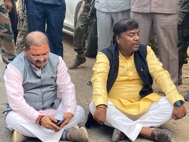 Narayanpur Chhattisgarh Police stop BJP delegation Religious conversion dispute leaders sitting on dharna ANN Chhattisgarh: धर्मांतरण विवाद को लेकर नारायणपुर जा रहे BJP डेलिगेशन को पुलिस ने रोका, सड़क पर ही धरने पर बैठे