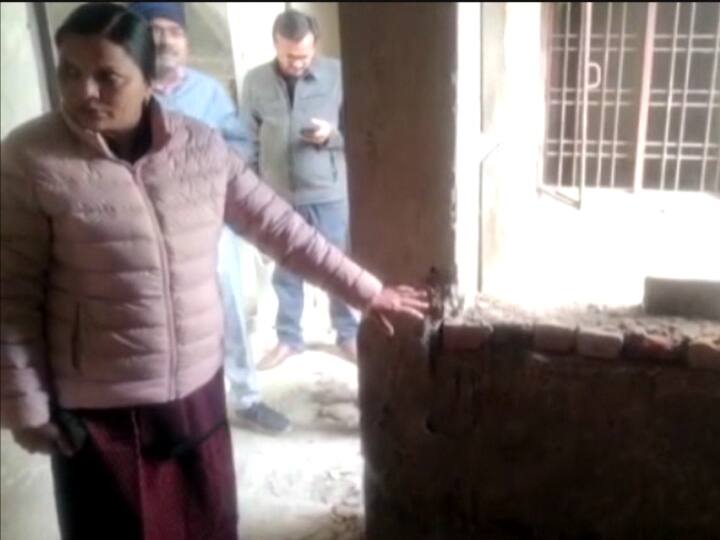 Hardoi News: हरदोई में गरीबों के लिए बन रहे सरकारी आवास की खुली पोल, ADM के पैर लगाते ही गिरने लगा प्लास्टर Uttar Pradesh News Hardoi ADM reached to check Integrated Housing and Slum Development Programme residence ANN Hardoi News: हरदोई में गरीबों के लिए बन रहे सरकारी आवास की खुली पोल, ADM के पैर लगाते ही गिरने लगा प्लास्टर