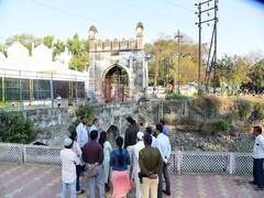 PHOTO: औरंगाबादच्या ऐतिहासिक मेहमूद दरवाजाच्या दुरुस्तीच्या कामाला सुरुवात