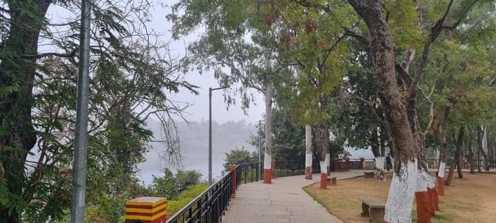 जबलपुर में विजिबिलिटी 50 मीटर से भी कम रिकॉर्ड की गई. इसके साथ ही पाला पड़ने से किसान भी अपनी फसलों को लेकर चिंतित हैं. मौसम विभाग ने अगले एक-दो दिन में बारिश का भी पूर्वानुमान लगाया है.पश्चिमी विक्षोभ का असर ऐसा है कि सोमवार के बाद मंगलवार की सुबह भी घने कोहरे के साथ हुई.