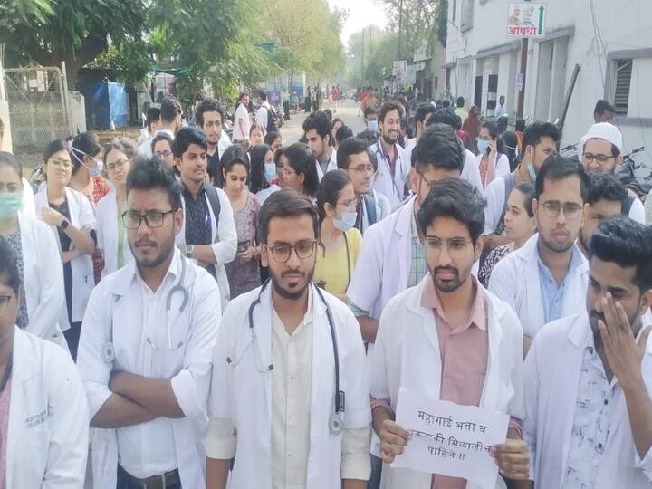 Resident Doctor Strike: राज्यातील सात हजारांपेक्षा जास्त निवासी डॉक्टर सोमवारपासून संपावर गेले आहेत.