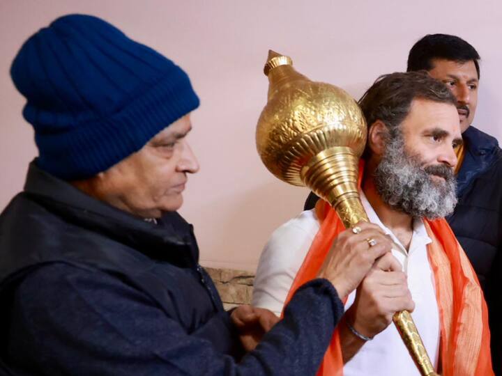 Rahul Gandhi visited Marghat Hanuman Temple in Delhi where he also lifted the mace of Lord Hanuman. (Image Source: Twitter | @@INCIndia)