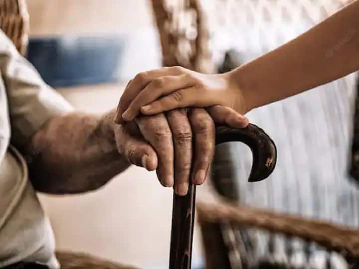 मुदतपूर्तीपूर्वीच पैसे काढण्याबाबत काही नियम करण्यात आले आहेत. जर तुम्ही एक वर्षानंतर पैसे काढले आणि खाते बंद केले तर तुम्हाला 1.5 टक्के कपातीसह पैसे परत दिले जातील.