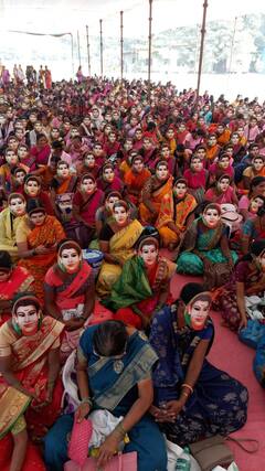 मुख्यमंत्र्यांची भेट होत नाही तोपर्यंत मैदान सोडणार नाही; सावित्रीबाईंचा मुखवटा घालून अंगणवाडी सेविकांचं धरणं आंदोलन