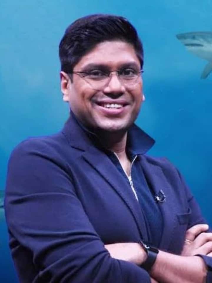 पीयूष बंसल (Peyush Bansal) शार्क टैंक के पहले सीजन के पैनल में भी शामिल थे. वह लेंसकार्ट के संस्थापक और सीईओ हैं. भारत में शार्क टैंक को जज करने के लिए इन्हें सबसे लोकप्रिय चेहरा माना जाता है. रिपोर्ट्स के मुताबिक, इनकी नेट वर्थ करीब 600 करोड़ है. (फोटो क्रेडिट - पीयूष बंसल फैन पेज इंस्टाग्राम)