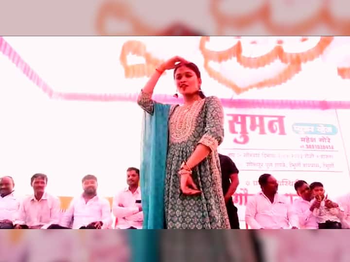 नृत्यात अश्लीलता असल्याच्या टीकेवरून गेल्या काही दिवसांपासून नृत्यांगना गौतमी पाटील सतत चर्चेत आहे. तिच्या डान्सवर महाराष्ट्रातून टीका केली जात आहे.