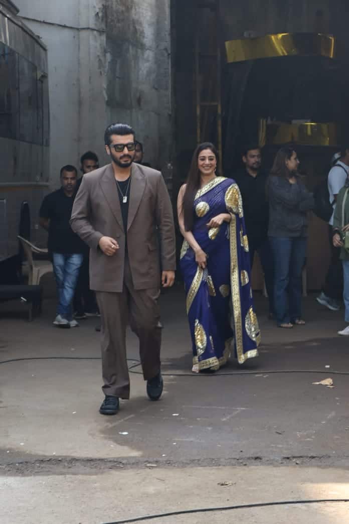 মঙ্গলবার পাপারাৎজিদের ক্যামেরাবন্দি হলেন ছবির দুই তারকা অভিনেতা অর্জুন কপূর ও তব্বু।