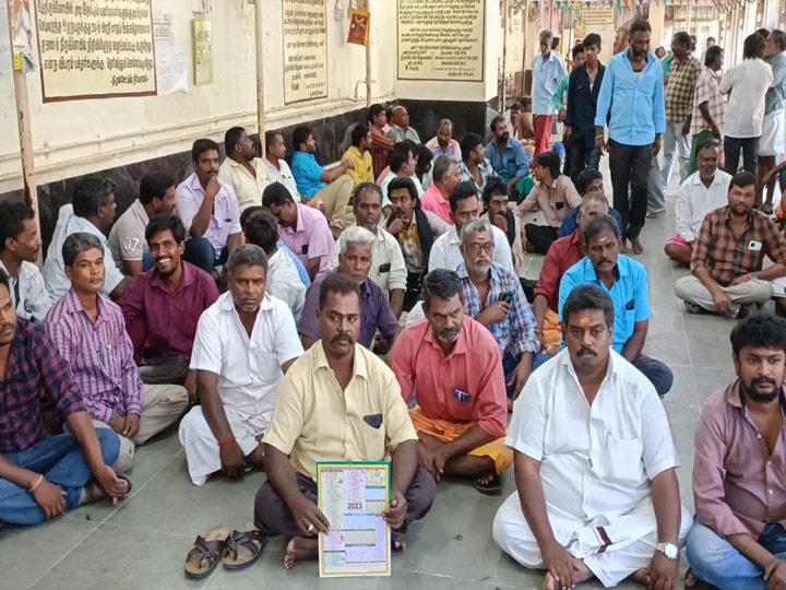 பழனியில்  மொட்டை அடிக்கும் தொழிலாளர்கள் வேலை நிறுத்தம் -  பக்தர்கள் அவதி