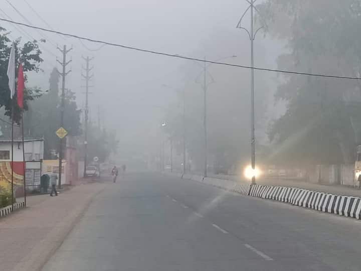भोपाल के अलावा गुना, सीहोर, विदिशा, होशंगाबाद,  रायसेन, उमरिया, खजुराहो, जबलपुर और सागर की सुबह भी घने कोहरे के आगोश में रही. पूरे प्रदेश में विजिबिलिटी 50 मीटर से लेकर 500 मीटर से कम रही. इधर मौसम विभाग ने अगले 24 घंटों के दौरान प्रदेश के कई जिलों में हल्के से तेज कोहरे रहने की संभावना जताई है. इनमें रीवा, सागर, चंबल, ग्वालियर, भिंड, नीमच, मंदसौर, उज्जैन, बैतूल, भोपाल,  डिंडोरी और दतिया शामिल हैं.