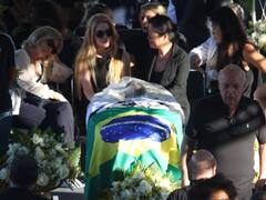 Last Tribute to Pele: पेले के आखिरी दीदार के लिए उमड़ पड़े फैंस, तस्वीरों में देखें लीजेंड फुटबॉलर की अंतिम विदाई