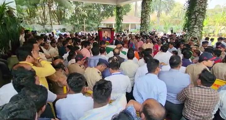 त्यांच्या घरी कार्यकर्ते आणि प्रमुख नेत्यांनी अंत्यदर्शानासाठी गर्दी केली आहे.