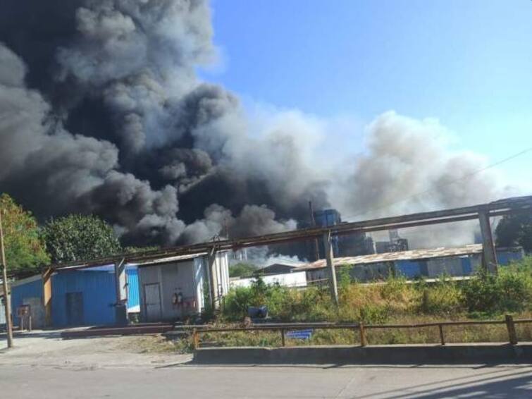 Smoke still billows within ten kilometers of Nashik Jindal Company नाशिकच्या जिंदाल कंपनीच्या दहा किलोमीटर परिसरात अद्यापही धुराचे लोट, नागरिकांना महत्वाच्या सूचना