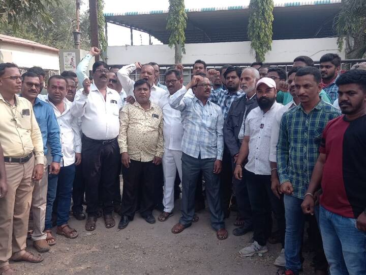 Mahavitaran Strike Ichalkaranji Mahavitran employees protest against privatisation kolhapur Kolhapur Mahavitaran Strike : इचलकरंजीत महावितरण कर्मचाऱ्यांची खासगीकरणाविरोधात निदर्शनं; तोडगा निघाला नसल्यास बेमुदत संपाचा इशारा