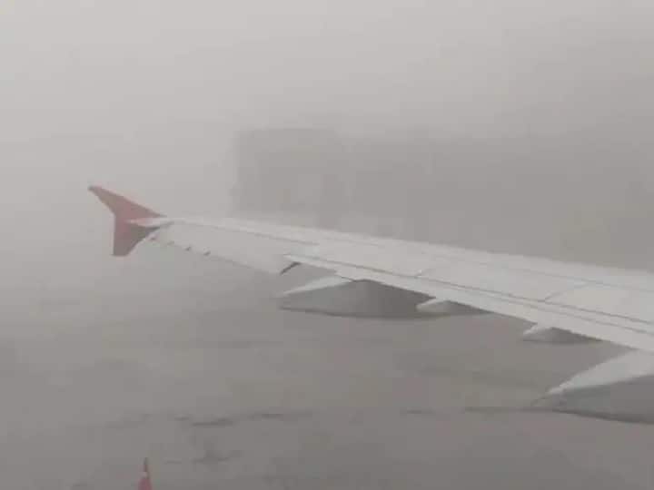 Fog Alert due to Dense Fog 100 flights delay on delhi airport know details Dense Fog Alert: कोहरे ने बढ़ाई मुश्किलें! दिल्ली एयरपोर्ट पर 100 फ्लाइट्स की उड़ान में देरी, जानें क्या है ट्रेनों का हाल