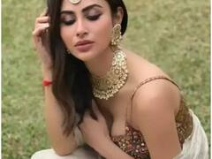 मौनी रॉय का साड़ी लुक भी है काफी ग्लैमरस...देखिए तस्वीरें और लीजिए इंस्पिरेशन